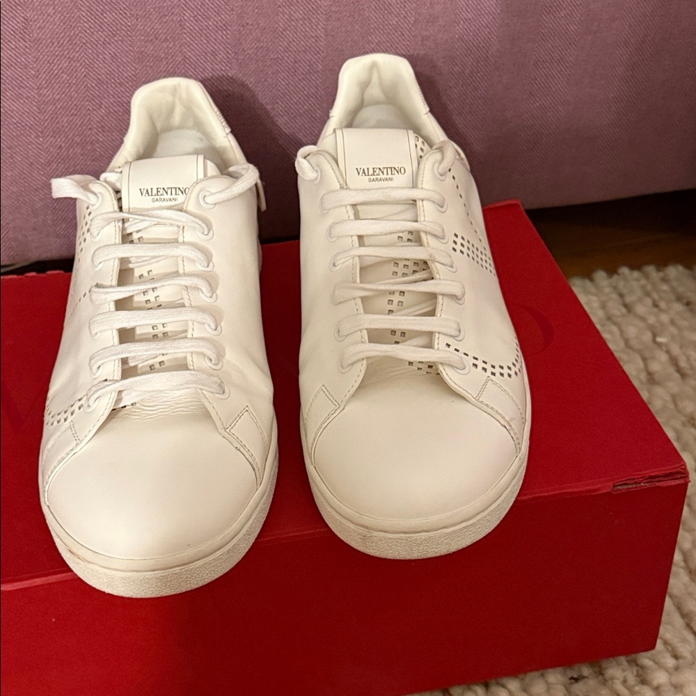 Valentino Garavani V logo perforated low top sneakers white - Picture 2 of 10